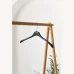 Černé plastové ramínko s tenkým profilem, protiskluzovou texturou a zářezy na koncích ramen