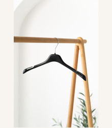 Plastové ramínko F2 se zářezy – na trička, košile a šaty na ramínka (38 cm)