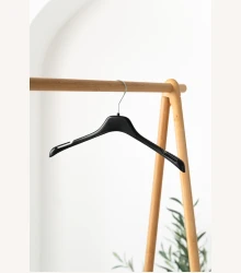 Plastové ramínko F2 se zářezy – na trička, košile a šaty na ramínka (38 cm)