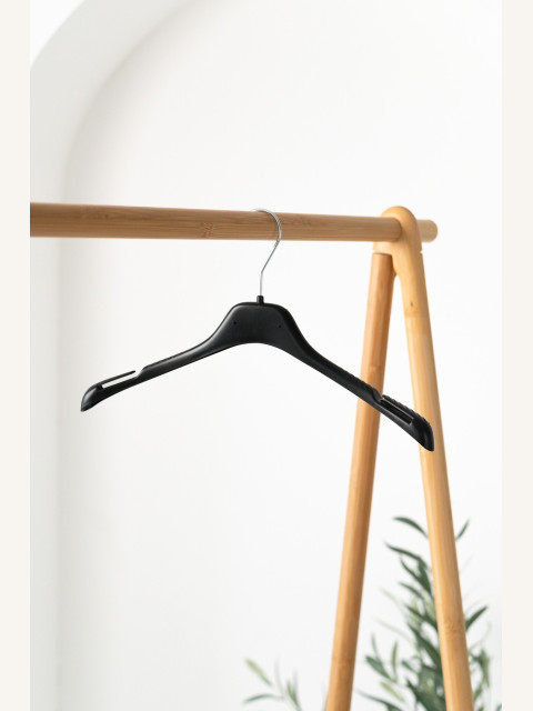 Plastové ramínko F2 se zářezy – na trička, košile a šaty na ramínka (38 cm)