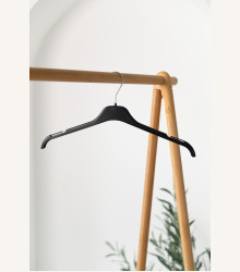 Plastové ramínko GN se zářezy – na halenky, šaty na ramínka a vesty (43 cm)