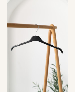 Plastové ramínko GN se zářezy – na halenky, šaty na ramínka a vesty (43 cm)