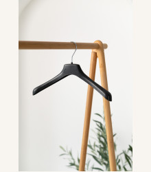 Plastové ramínko LUX – na saka, košile a bundy (36–50 cm)