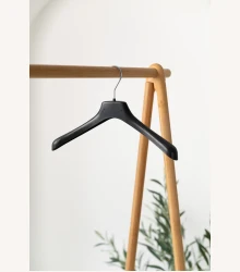 Plastové ramínko LUX – na saka, košile a bundy (36–50 cm)
