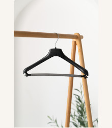 Plastové ramínko LUX s molitanovou příčkou a háčky – na saka, kalhoty a sukně (38–50 cm)