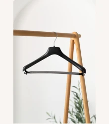 Plastové ramínko LUX s molitanovou příčkou a háčky – na saka, kalhoty a sukně (38–50 cm)