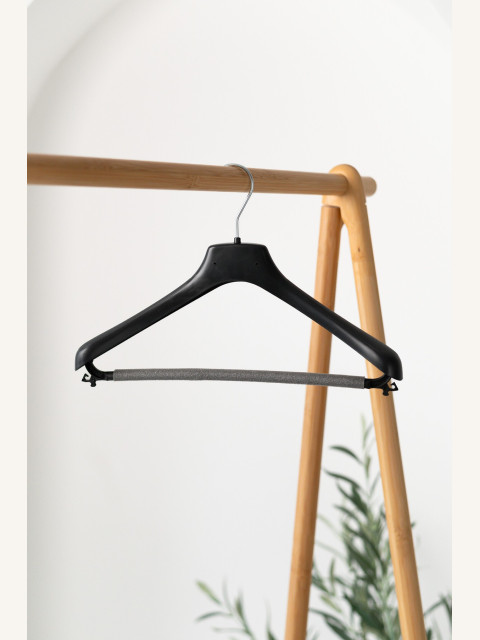 Plastové ramínko LUX s molitanovou příčkou a háčky – na saka, kalhoty a sukně (38–50 cm)