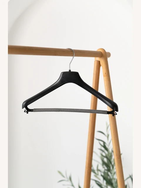 Plastové ramínko LUX s molitanovou příčkou a háčky – na saka, kalhoty a sukně (38–50 cm)