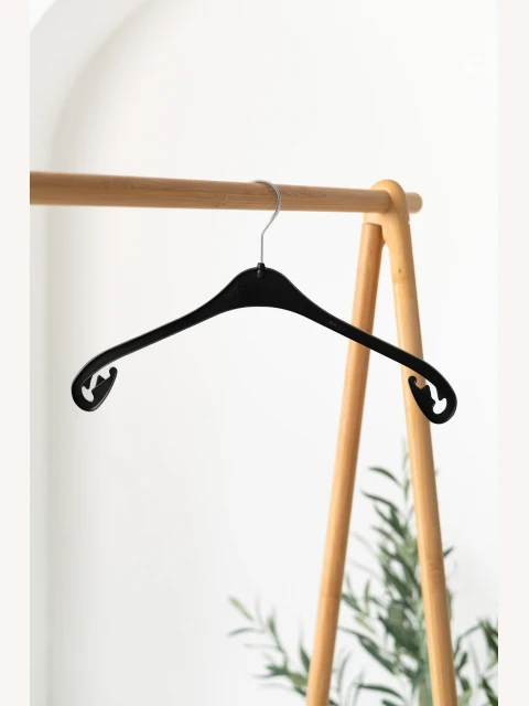 Plastové ramínko NA se zářezy – na tílka, halenky a oblečení na ramínka (43 cm)