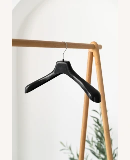 Plastové ramínko NQ – na saka, pláště, bundy a kabáty (40–48 cm)