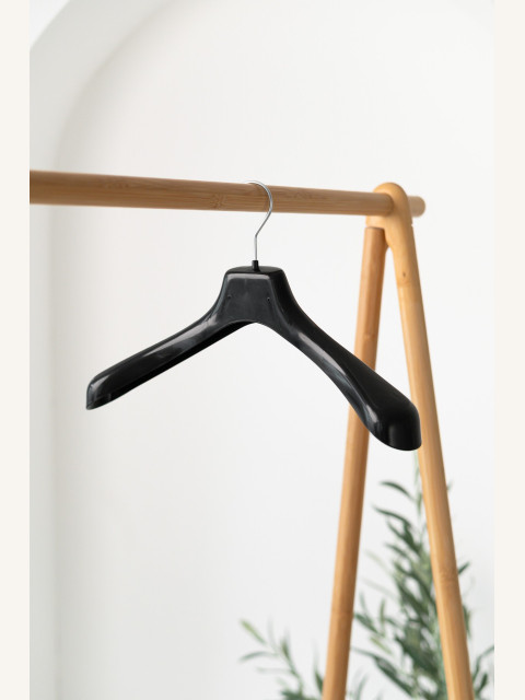 Plastové ramínko NQ – na saka, pláště, bundy a kabáty (40–48 cm)