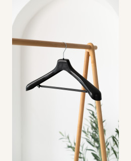 Plastové ramínko NQ s příčkou a háčky – na saka, obleky, kalhoty a sukně (40–48 cm)