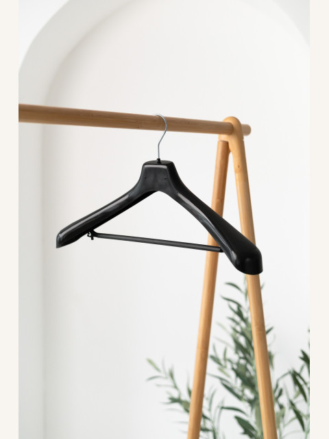 Plastové ramínko NQ s příčkou a háčky – na saka, obleky, kalhoty a sukně (40–48 cm)