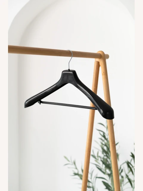 Plastové ramínko NQ s příčkou a háčky – na saka, obleky, kalhoty a sukně (40–48 cm)