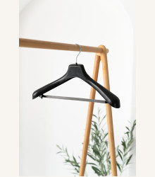 Plastové ramínko NQ s molitanovou příčkou a háčky – na saka, kalhoty a sukně (40–48 cm)