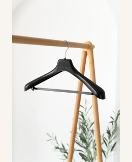 Plastové ramínko NQ s molitanovou příčkou a háčky – na saka, kalhoty a sukně (40–48 cm)