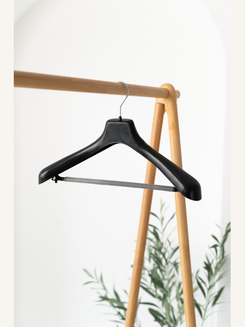 Plastové ramínko NQ s molitanovou příčkou a háčky – na saka, kalhoty a sukně (40–48 cm)