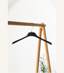 Plastové ramínko PL s protiskluzovou úpravou – na trička, košile a šaty (38–45 cm)