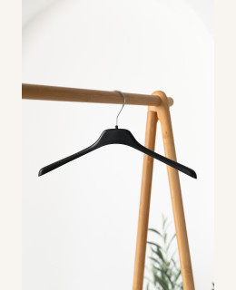 Plastové ramínko PL s protiskluzovou úpravou – na trička, košile a šaty (38–45 cm)