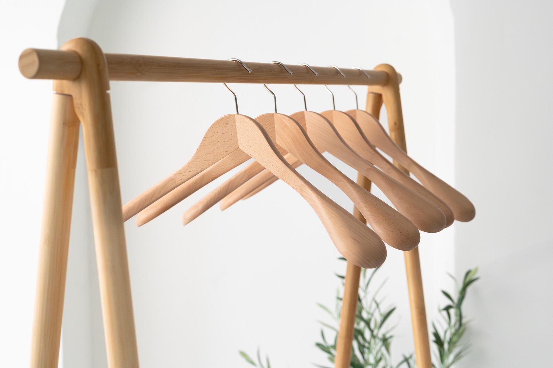 Detail šířky ramen u ramínka