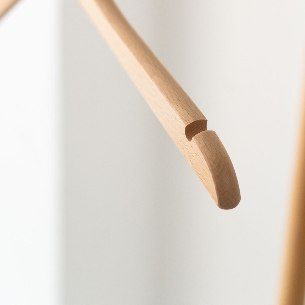 Boční zářezy na ramínku