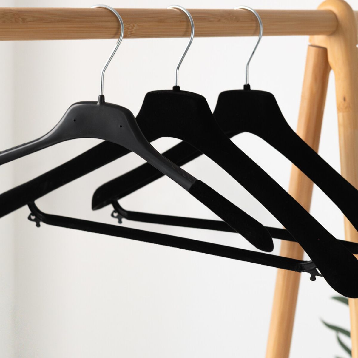 Semišová příčka na ramínku