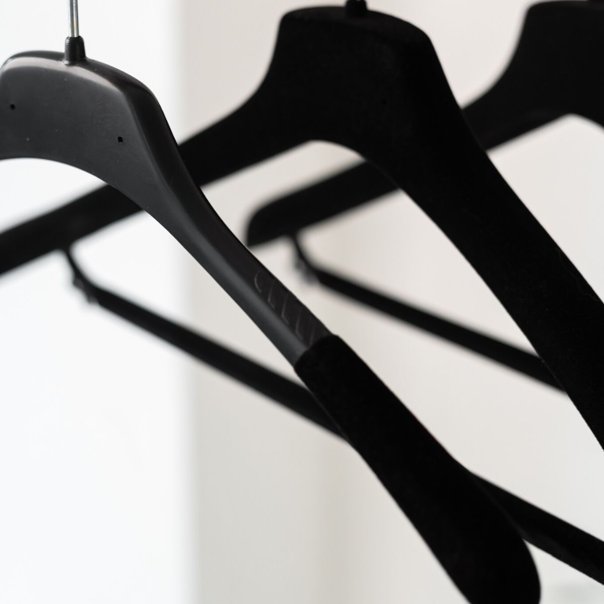 Semišová úprava na ramínku