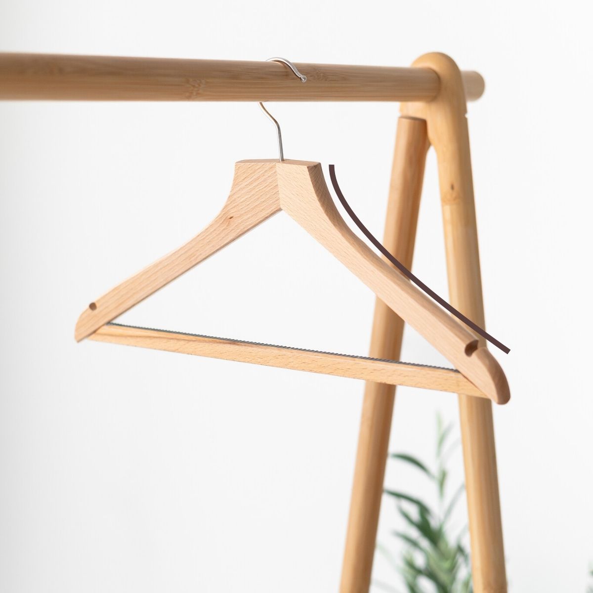 Tvarované rameno ramínka