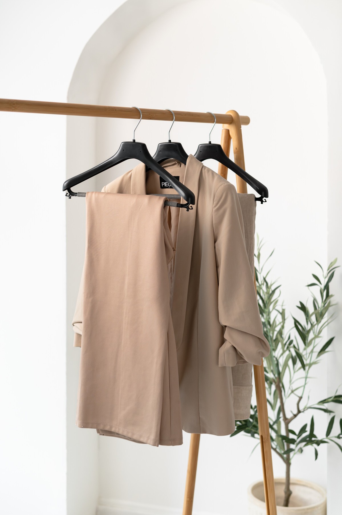 Ramínka s oblečením pro velkoobchodní použití